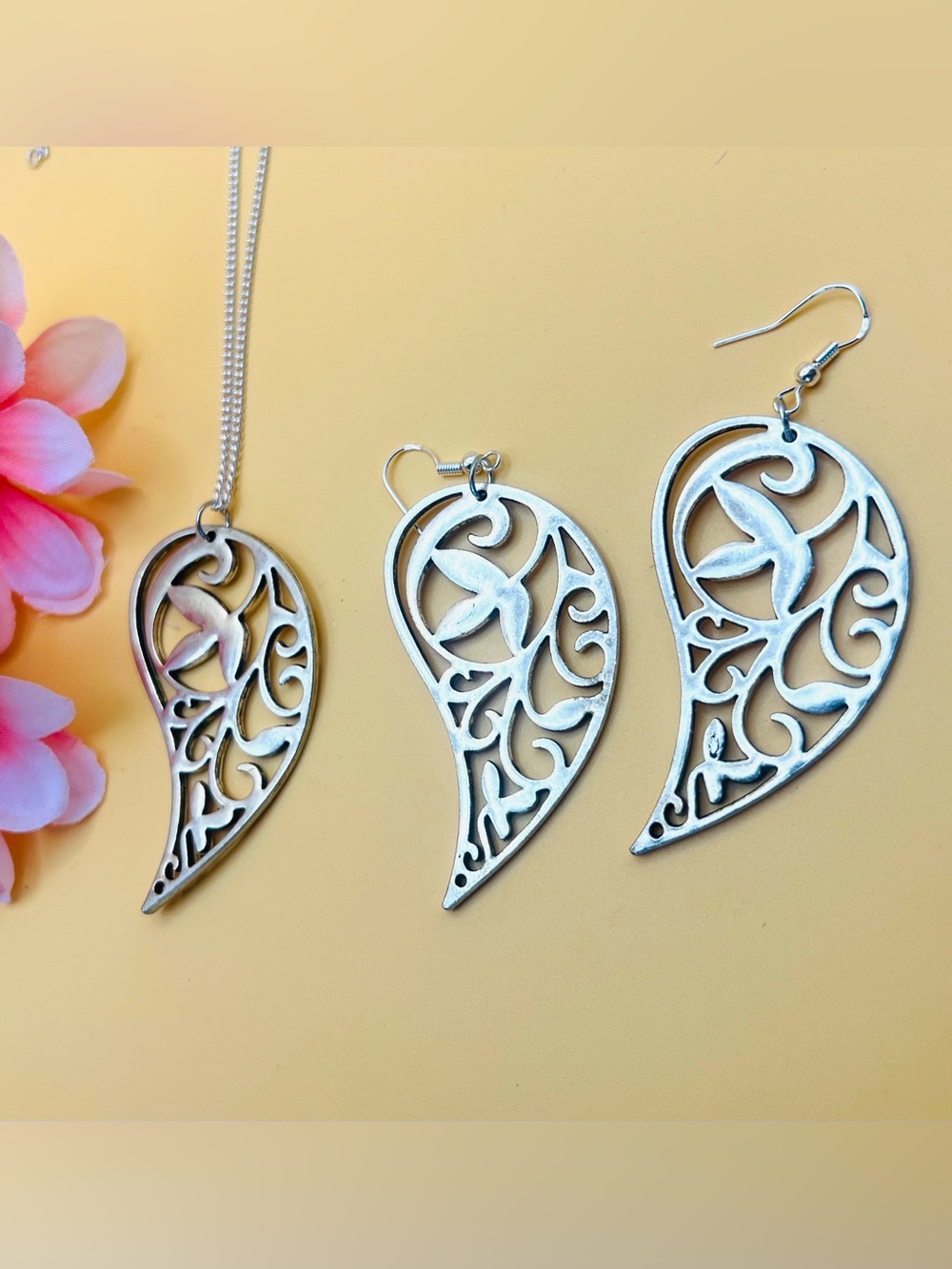 Silver plated Filigree Leaf Pendant Necklace and Earrings Set